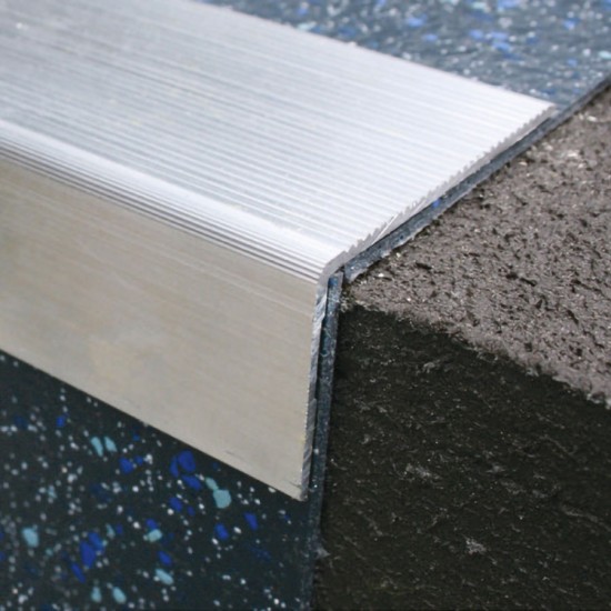 Aluminium edg for steps