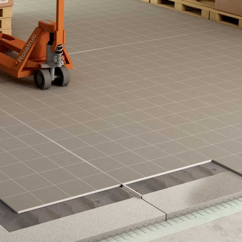 System for installation of thickened porcelain stoneware tiles or clinkers on floors subject to heavy traffic